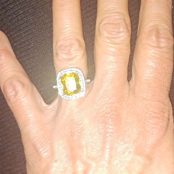Large yellow cubic zirconia - Picture 2 of 4